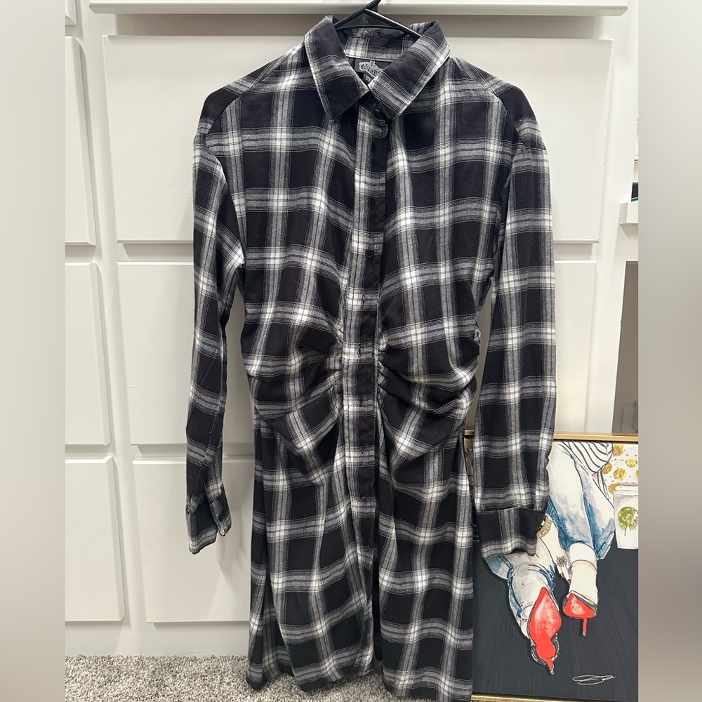 Angie NWT Black & White Rouched Shirt Dress in SMALL